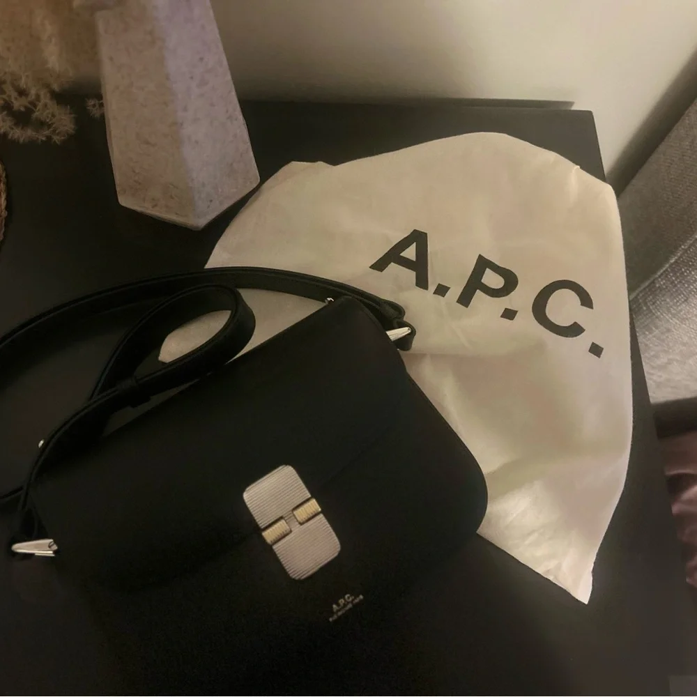 A.P.C. Black Crossbody Bag with Sleek Design - Picture 2 of 6